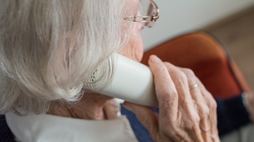 Dame am Telefon Ältere Dame am Telefon