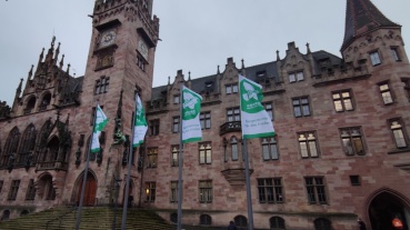 „Mayors for Peace“-Flaggen vor dem Rathaus St. Johann Image