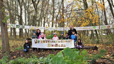 Kinder der Kita Eschberg mit Erzieherinnen Image