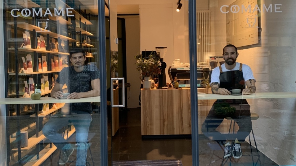 Ladenlokal Kappenstraße Inhaber Ramon Bachmann sitzt in seinem Ladenlokal in der Kappenstraße