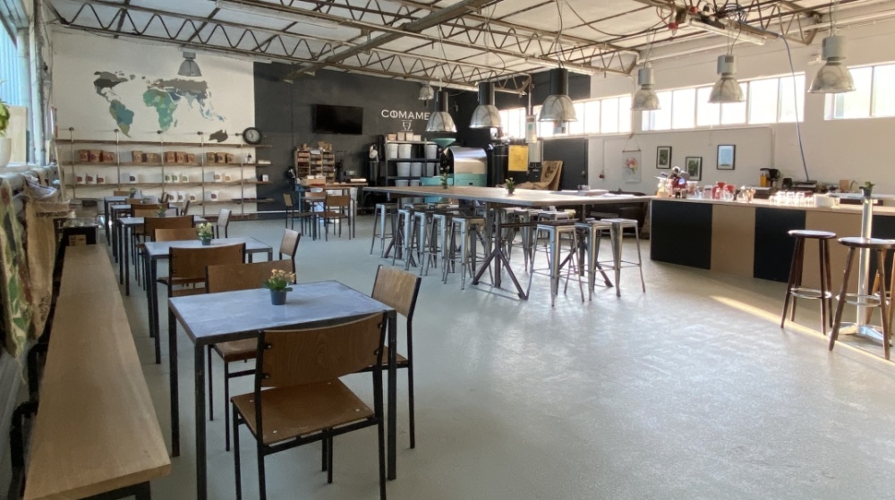 COMAME Kaffeerösterei St. Ingbert Innenansicht der Rösterei COMAME mit verschiedenen Stühlen und Plätzen