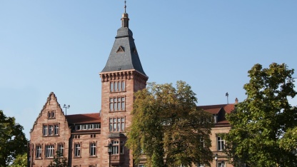 Das Dudweiler Rathaus von außen Das Dudweiler Rathaus von außen
