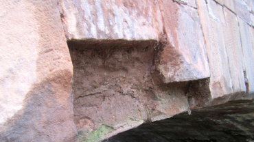 Heutige Schäden: Fehlende Steine im Natursteinmauerwerk der Alten Brücke Image