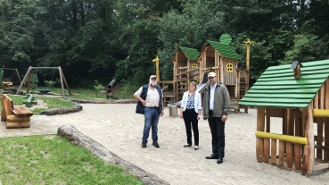 Zoodirektor Dr. Richard Francke, die kaufmännische Werkleiterin des Zoos Simone Nießing und OB Conradt (v.l.n.r.) Image