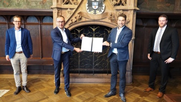 Peer Kollecker, Bruno Jacobfeuerborn (beide Deutsche Funkturm GmbH), Oberbürgermeister Conradt und Tobias Raab (Dezernent für Digitalisierung) Image