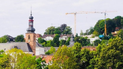 Baukräne in Saarbrücken: Blick von der Wilhelm-Heinrich-Brücke in Richtung Alt-Saarbrücken Baukräne in Saarbrücken: Blick von der Wilhelm-Heinrich-Brücke in Richtung Alt-Saarbrücken