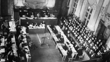 Rastatter Prozesse, Blick in Sitzungssaal, Rastatt Dezember 1946 (BArch, Bild 183-V02830, o. Ang.) (Quelle: Bundesarchiv) Image