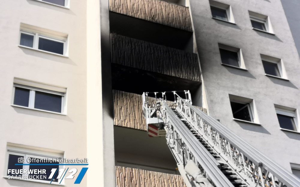 Feuer im vierten Obergschoss eines Hochhauses Feuer im vierten Obergschoss eines Hochhauses