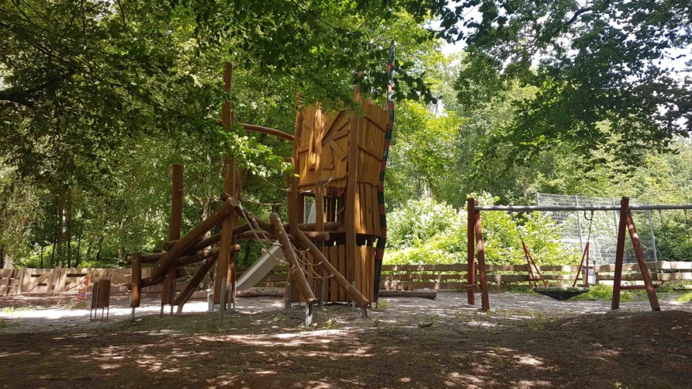 Mitten im Wald liegt der Spielplatz Lumpenberg in Altenkessel am Ende des Amselwegs. Auch bei heißen Temperaturen lässt es sich hier aushalten. Mitten im Wald liegt der Spielplatz Lumpenberg in Altenkessel am Ende des Amselwegs. Auch bei heißen Temperaturen lässt es sich hier aushalten.