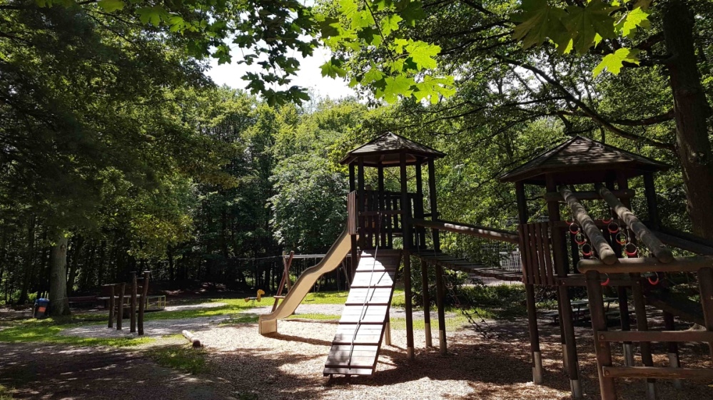 Auch Gersweiler hat einen schönen, schattigen Waldspielplatz in der Krughütter Straße. Er liegt direkt am Waldrand. Auch Gersweiler hat einen schönen, schattigen Waldspielplatz in der Krughütter Straße. Er liegt direkt am Waldrand.