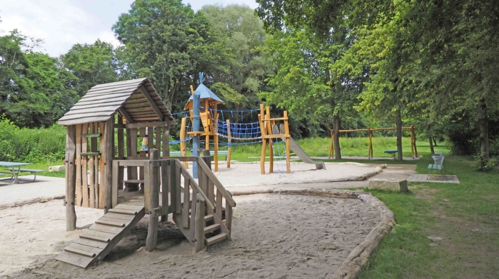 Verbunden mit einer Radtour an der Saar könnt ihr den nagelneuen Spielplatz an den Saarwiesen in St. Arnual in der verlängerten Odakerstraße besuchen: Hier gibt es schon für krabbelnde Babies die ersten Klettergerüste und Rutschen zu entdecken. Verbunden mit einer Radtour an der Saar könnt ihr den nagelneuen Spielplatz an den Saarwiesen in St. Arnual in der verlängerten Odakerstraße besuchen: Hier gibt es schon für krabbelnde Babies die ersten Klettergerüste und Rutschen zu entdecken.
