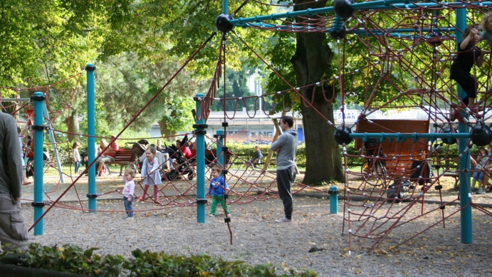 DER Spielplatz zum Sehen-und-Gesehen-Werden ist der Kinderspielplatz am Staden. Mit Cappuccino oder Bier in der Hand können Eltern hier nicht nur dem Nachwuchs, sondern auch vorbeiradelnden oder -joggenden Bekannten zuwinken. DER Spielplatz zum Sehen-und-Gesehen-Werden ist der Kinderspielplatz am Staden. Mit Cappuccino oder Bier in der Hand können Eltern hier nicht nur dem Nachwuchs, sondern auch vorbeiradelnden oder -joggenden Bekannten zuwinken.