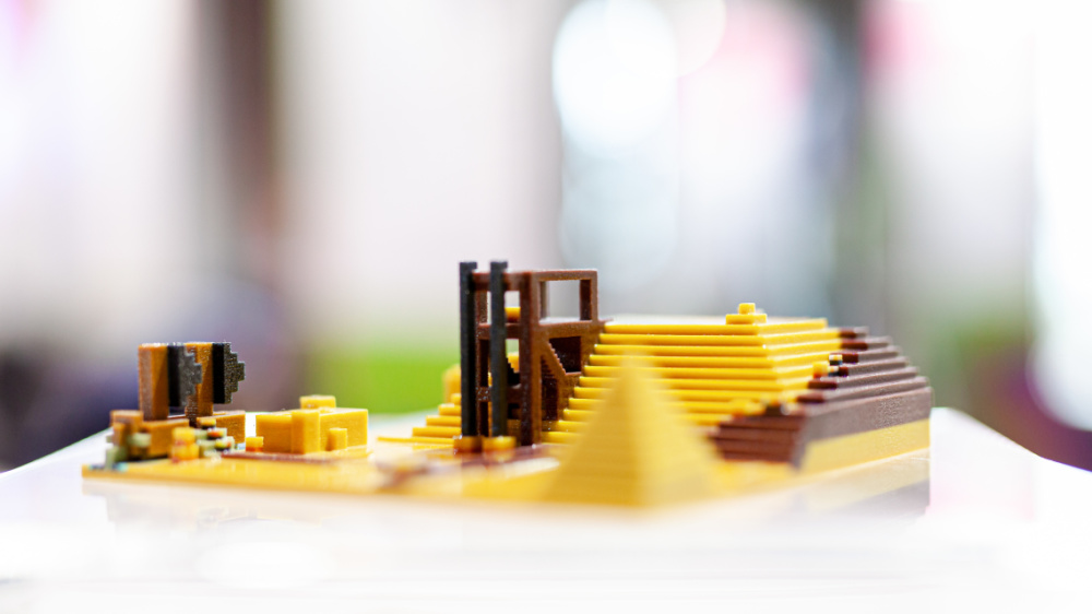 Eye Build It Creator - 3D Print Pyramide 3D Ausdruck einer Pyramide in Miniaturformat, bei der der Bau noch nicht abgeschlossen ist