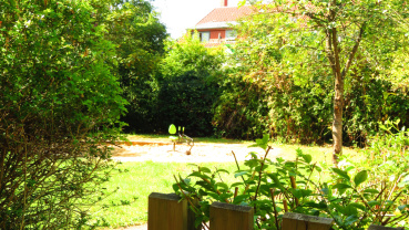Außengelände des Sozialpädagogischen Bereichs der Grundschule Füllengarten Image