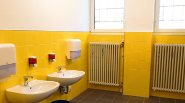 Toilettenraum nach Umbau im neuen Sozialpädagogischen Bereich der Grundschule Füllengarten Image