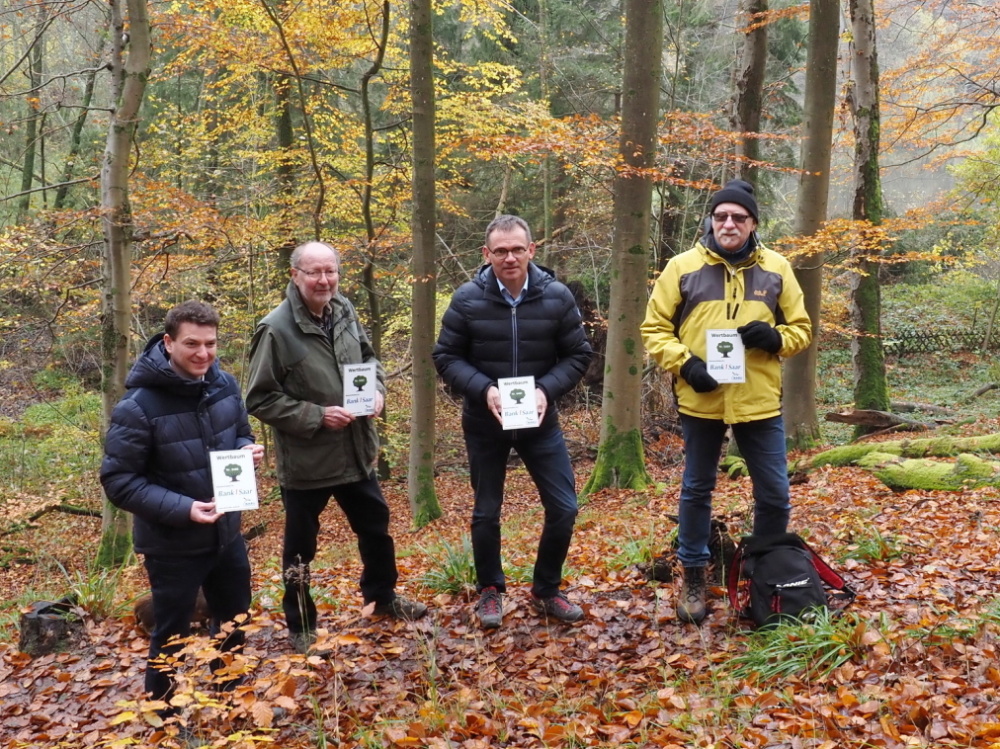 Baudezernent Patrick Berberich, Dr. Hubertus Lehnhausen (Beisitzer im NABU-Vorstand), Carlo Segeth, Vorstandsvorsitzender Bank 1 Saar, Manfred Glaub, Projektbegleiter NABU Baudezernent Patrick Berberich, Dr. Hubertus Lehnhausen (Beisitzer im NABU-Vorstand), Carlo Segeth, Vorstandsvorsitzender Bank 1 Saar, Manfred Glaub, Projektbegleiter NABU