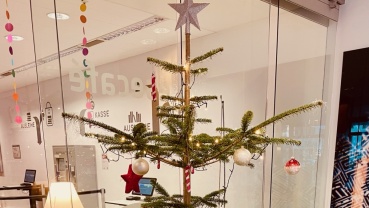 Weihnachtsbaum in der Stadtbibliothek (Quelle: Stadtbibliothek Saarbrücken/Andrea Bock) Image