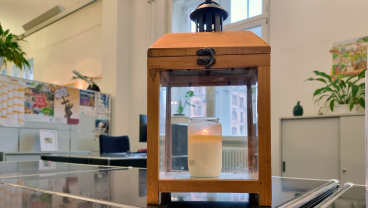 Friedenslicht auf der Infotheke im Rathaus St. Johann Image