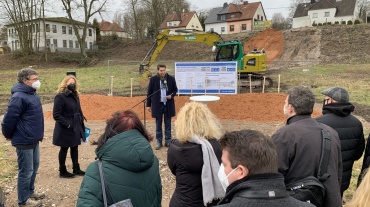 OB Conradt (am Mikrofon), Regionalverbandsdirektor Peter Gillo und Bildungsministerin Christine Streichert-Clivot (l.) bei der Veranstaltung zum Spatenstich für die neue Kita in Dudweiler Image