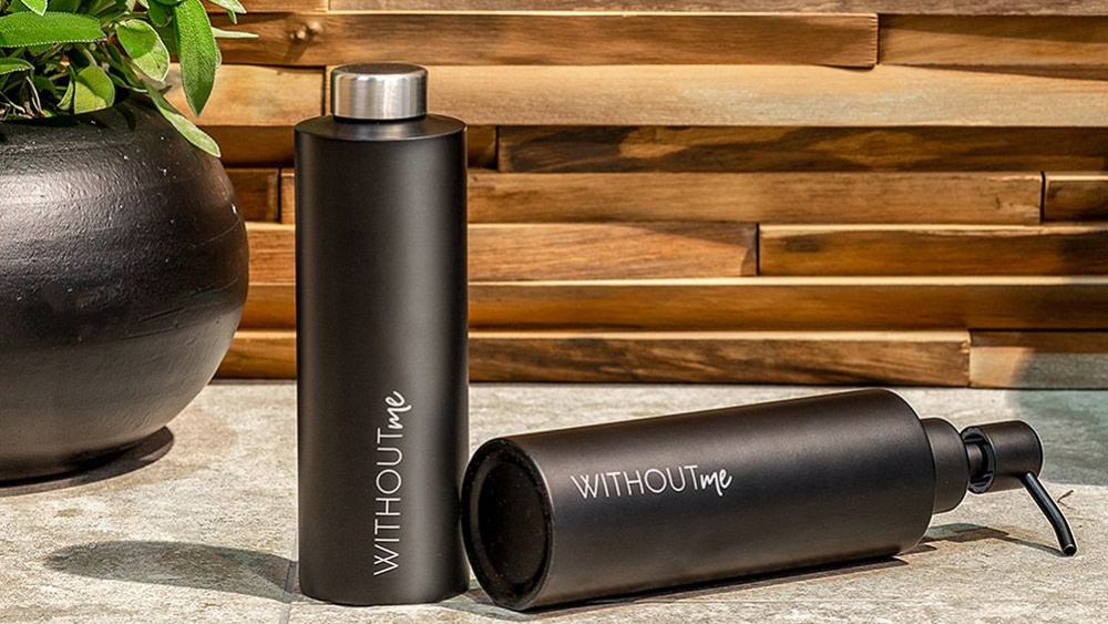 Refillflasche Shampoo in Edelstahloptik schwarze Refillflasche in Edelstahloptik mit Schaum und mit horizontalem Logo-Print von WITHOUTme