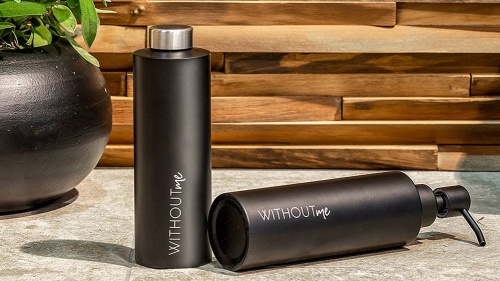 Refillflasche Shampoo in Edelstahloptik schwarze Refillflasche in Edelstahloptik mit Schaum und mit horizontalem Logo-Print von WITHOUTme