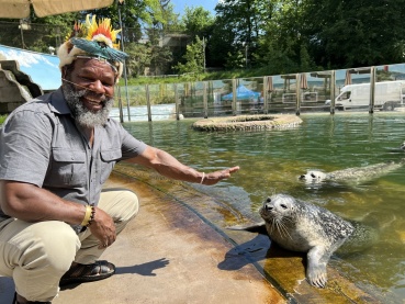 Mundiya Kepanga zu Besuch im Saarbrücker Zoo Image