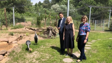 Oberbürgermeister Uwe Conradt, Kulturdezernentin Dr. Sabine Dengel und die kaufmännische Direktorin des Zoos, Simone Nießing, bei der Einweihung des neuen Kranich-Geheges im Zoo (Quelle: Landeshauptstadt Saarbrücken) Image