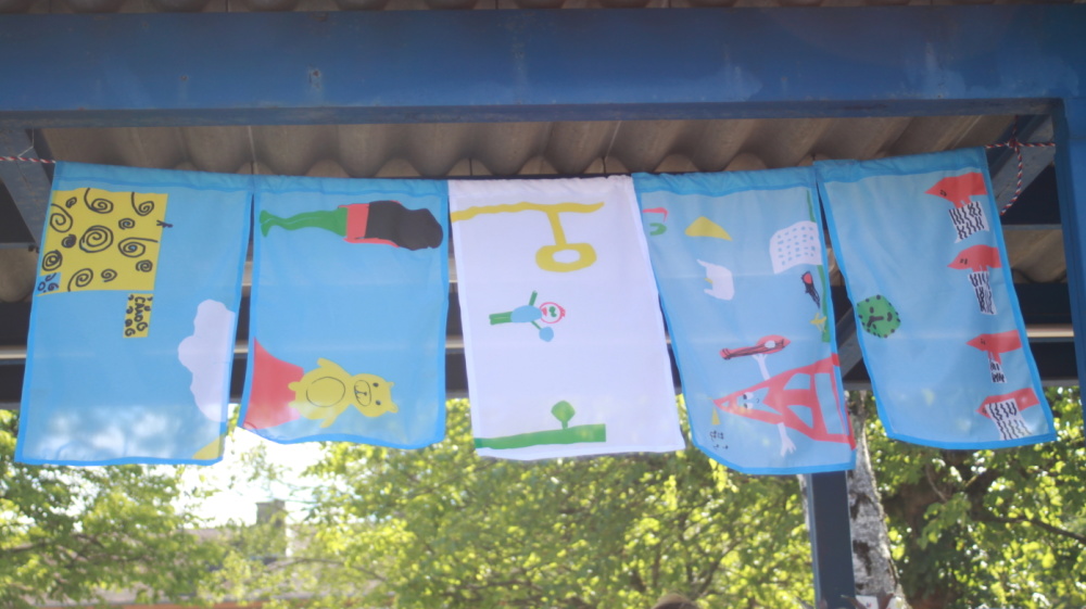 Fahnen an der GS Rastpfuhl bunte Fahnen von Kindern gestaltet