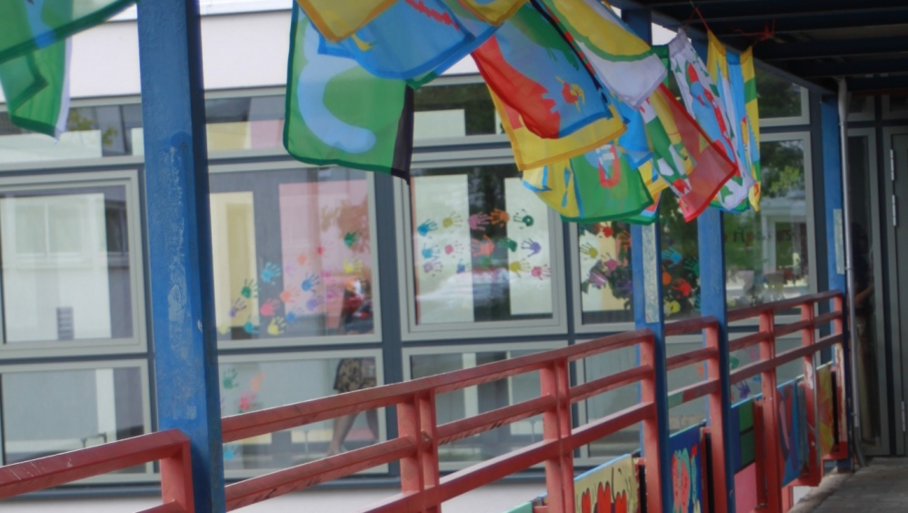 Bunte Fahnen GS Rastpfuhl wehende bunte Fahnen Gang zur GS Rastpfuhl