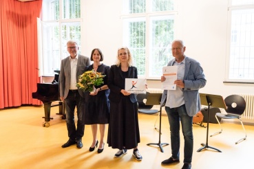 Hans-Dieter Karsch von der internationalen Akademie Kapfenburg, Mentorin Christina Theis, Kulturdezernentin Dr. Sabine Dengel und Musikschulleiter Thomas Kitzig (v.l.n.r.) bei der Zertifizierung zur "Gesunden Musikschule" Image