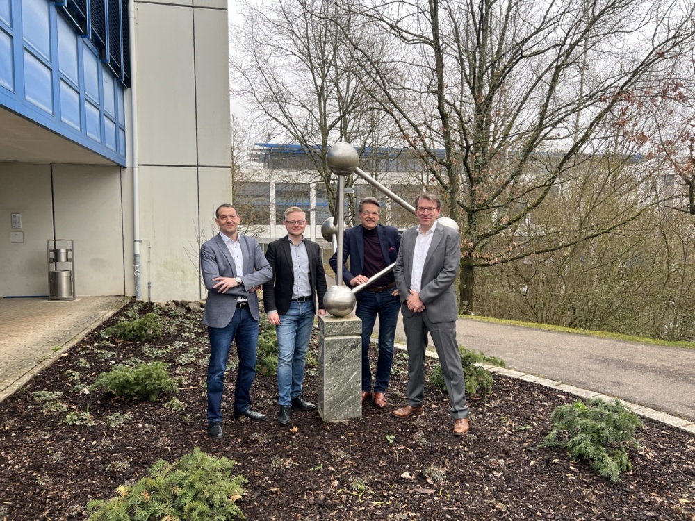 Das Gründerteam: (v.l.n.r.) Prof. Dr. Andrés Lasagni, Dr. Dominik Britz, Prof. Dr. Frank Mücklich, Ralf Zastrau Das Gründerteam: (v.l.n.r.) Prof. Dr. Andrés Lasagni, Dr. Dominik Britz, Prof. Dr. Frank Mücklich, Ralf Zastrau