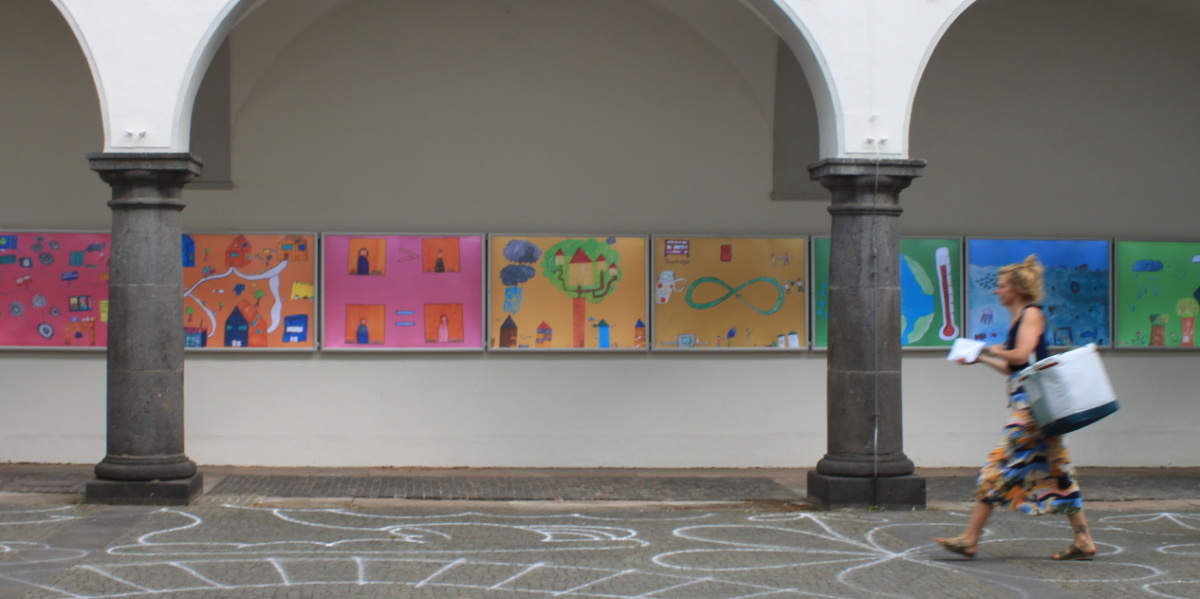 Kinder gestalten 17 Ziele mit Saskia Riedel Innenhof der Stadtgalerie mit Leuchtkästen, in denen die bunten Bilder der Kinder zu sehen sind