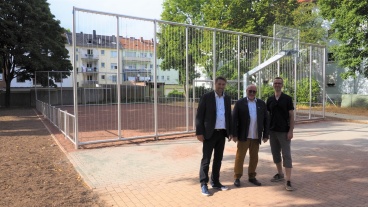 OB Uwe Conradt, Bezirksbürgermeister Thomas Emser und Sascha Lautenschläger vom Amt für Stadtgrün und Friedhöfe (v.l.n.r.) vor dem neuen Bolzplatz Image