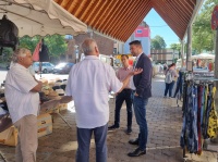 OB Conradt im Gespräch mit Markthändlern