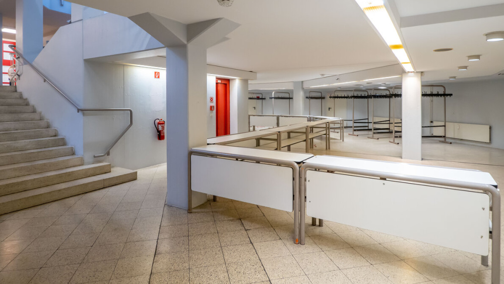 Foyer des Bürgerhauses Burbach mit Garderobe. Foyer mit Garderobe
