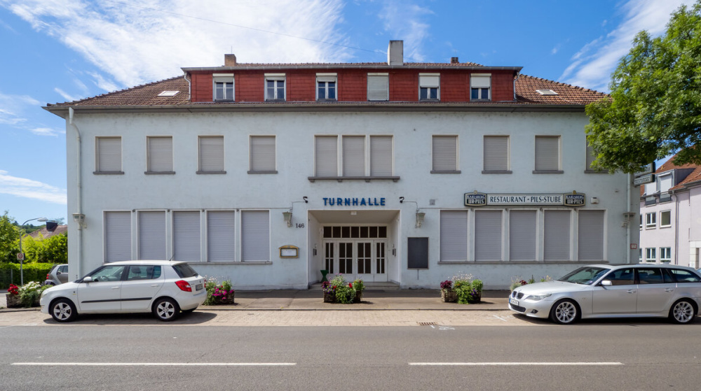 Außenansicht der Turnhalle in Brebach. Außenansicht der Turnhalle in Brebach.
