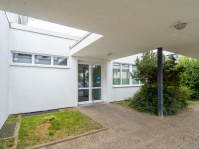 Seiteneingang zum Mehrzweckraum der Festhalle Güdingen Seiteneingang zum Mehrzweckraum der Festhalle Güdingen