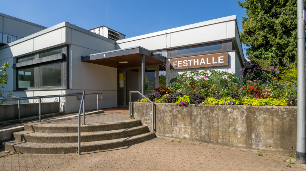 Außenansicht der Festhalle Bischmisheim Außenansicht der Festhalle Bischmisheim