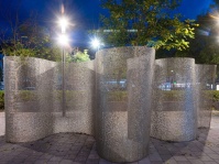 In 2022 wurde das Denkmal „Band der Erinnerung“ auf dem Platz der Erinnerung der Öffentlichkeit übergeben. In 2022 wurde das Denkmal „Band der Erinnerung“ auf dem Platz der Erinnerung der Öffentlichkeit übergeben. Die namentliche Aufzählung der deportierten und ermordeten jüdischen Frauen, Männer und Kinder aus dem damaligen Saargebiet knüpft unmittelbar an das Saarländische Holocaust-Mahnmal „Der unterbrochene Wald“ auf dem geschaffenen Rabbiner-Rülf-Platz an und vervollständigt es gewissermaßen.