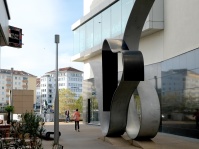 Seit 2017 steht die Skulptur "Duo" von Sigrún Ólafsdóttir in der Schifferstraße. Das Projekt wurde durch die Landeshauptstadt Saarbrücken und den Zonta Club Saarbrücken finanziert DUO von Sigrún Ólafsdóttir