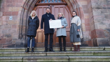 Simone Schmidt des Kulturamts der Landeshauptstadt, OB Uwe Conradt, Eva Jung der Pädsak e.V. und Claudia Huber, stellvertretende Frauenbeauftragte der Landeshaupstadt (v.l.n.r.) bei der Scheckübergabe des Frauenlaufs 2022 (Quelle: Landeshauptstadt Saarbrücken) Image