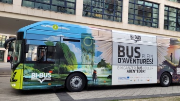Der neue elektrische Bi-Bus vor der Stadtbibliothek Image