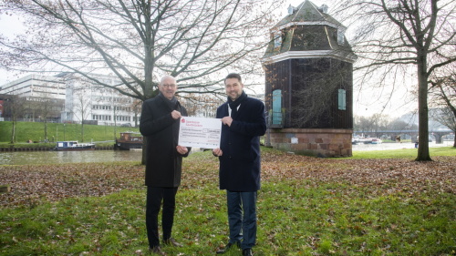 Symbolische Scheckübergabe von Frank Saar, Vorstandschef der Sparkasse Saarbrücken, an Oberbürgermeister Uwe Conradt 