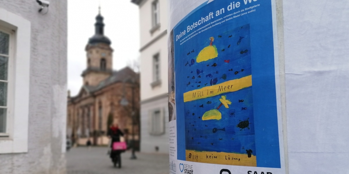 Deine Botschaft an die Welt Plakat von Kindern in blau an einer Lifaßsäule