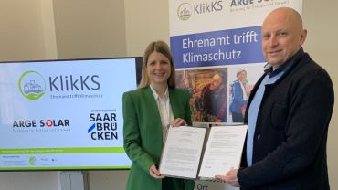 Bürgermeisterin Barbara Meyer und ARGE SOLAR-Geschäftsführer Ralph Schmidt mit der unterzeichneten Kooperationsvereinbarung Image