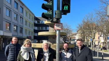 v.l.n.r.: Armin Backes (Straßenbauamt), Lisa Juliane Schneider (Frauenbeauftragte der LHS), Irene Portugall und Tim Stefaniak (LSVD) sowie Oberbürgermeister Uwe Conradt Image