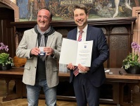 Verleihung der Bürgermedaille 2022: OB Uwe Conradt verleiht Guido Vogel-Latz (1. Vorsitzender Malstatt – gemeinsam stark e. V.) Urkunde und Medaille Verleihung der Bürgermedaille 2022: OB Uwe Conradt verleiht Guido Vogel-Latz (1. Vorsitzender Malstatt – gemeinsam stark e. V.) Urkunde und Medaille