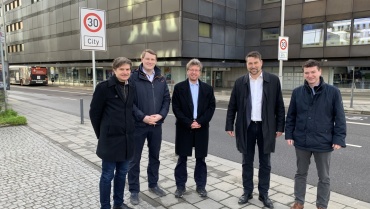 Christof Kreis (Stadtplanungsamt), Verwaltungsdezernent Sascha Grimm, Werner Maurer (Amt für Straßenbau und Verkehrsinfrastruktur), OB Uwe Conradt, Baudezernent Patrick Berberich (v.l.) beim offiziellen Start des Tempo 30-Modellprojekts Image