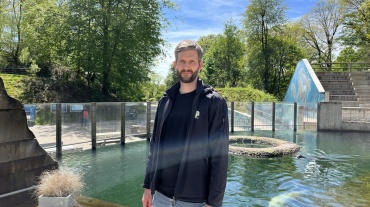 Zoodirektor Jakob Kolleck bei den Seehunden Image
