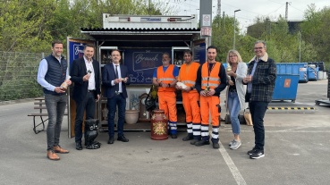 Eröffnung der Brauch-Bar mit ZKE-Werkleiter Björn Althaus, OB Conradt, ZBB-Geschäftsführer Jürgen Quint, Mitarbeitern des Wertstoffzentrums Wiesenstraße sowie Heike Latic und Dr. Klaus Faßbender vom ZKE (v.l.n.r.) Image